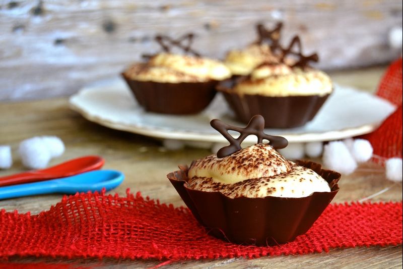 Tiramisú en vasitos de chocolate