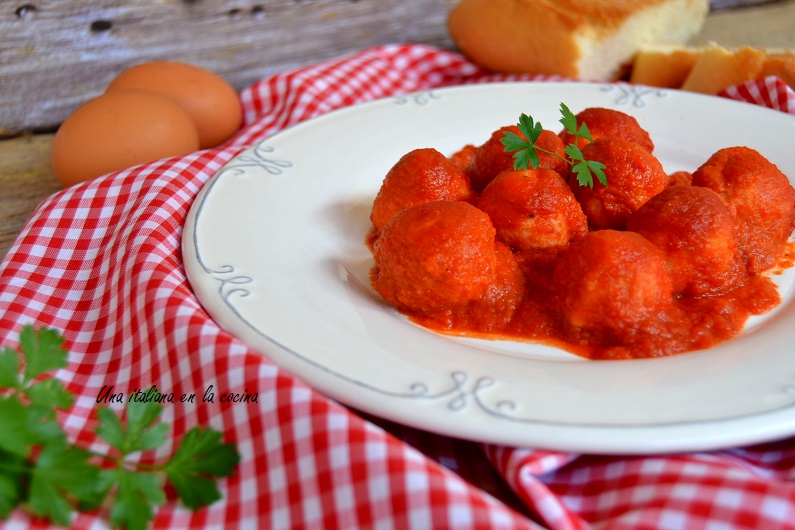 Albóndigas de ricotta con tomate