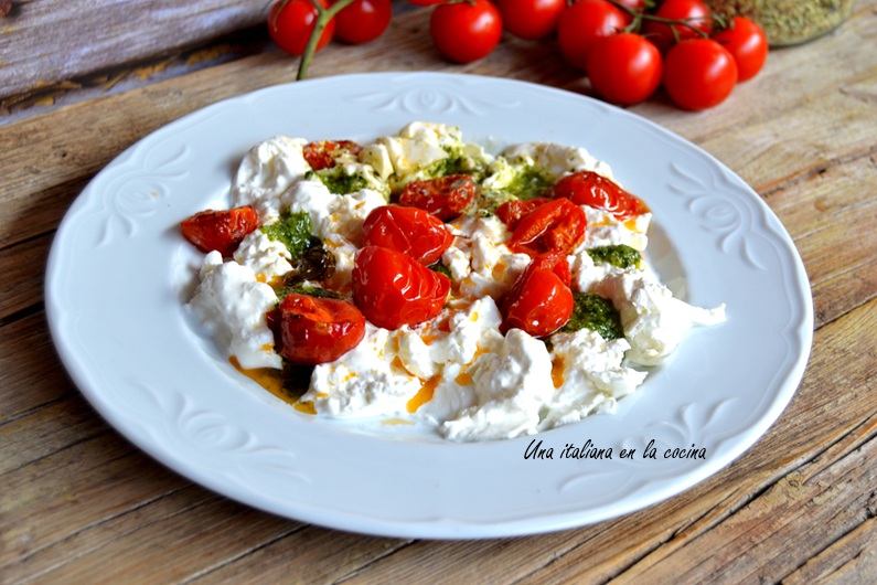 ensalada de burrata, cherry y pesto