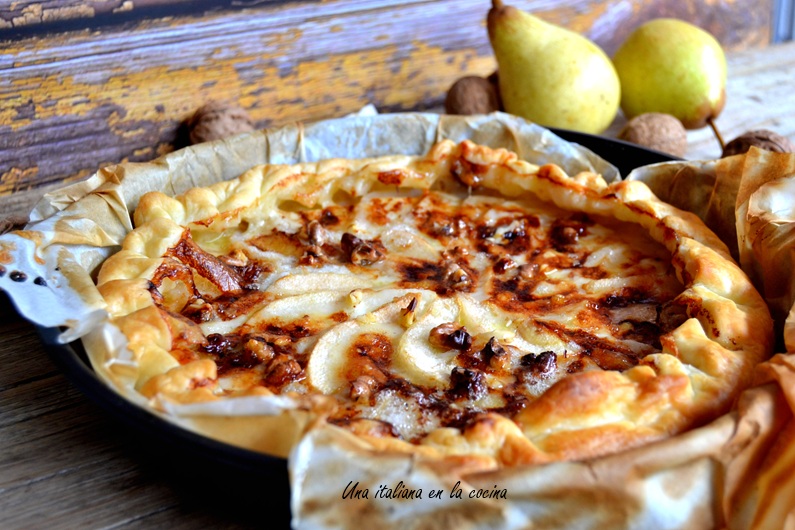 Hojaldre con gorgonzola, peras y nueces