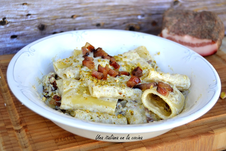 Pasta con crema de ricotta, pistachos y guanciale
