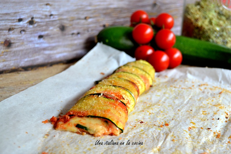 Rollo de calabacín con tomete y queso