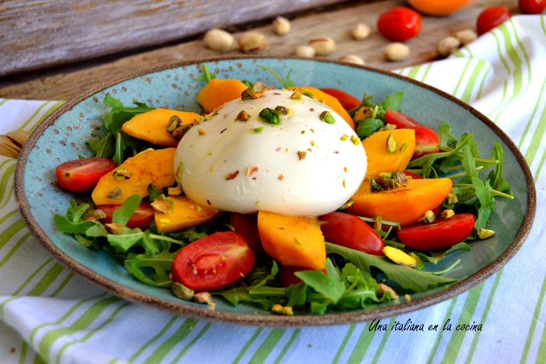 Ensalada de melocotón con burrata y pistachos