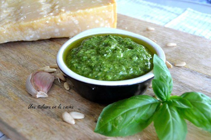 Pesto de albahaca o pesto alla genovese- receta italiana tradicional