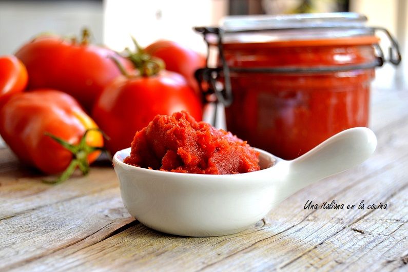 Concentrado De Tomate Hecho En Casa Una Italiana En La Cocina
